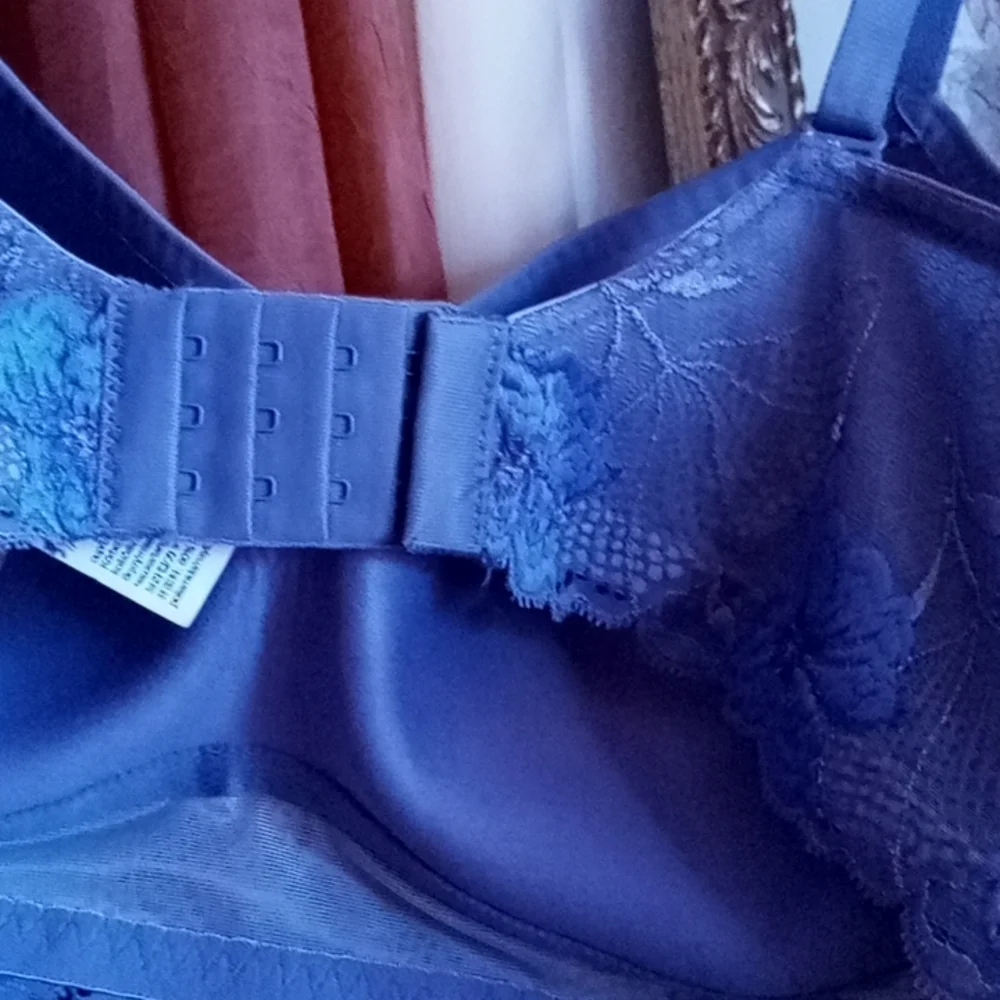 •Wirefree Two-Way Convertible Calvin Klein Bralet - Picture 7 of 13